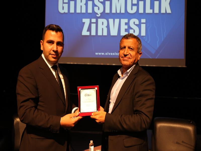 Sivas İŞGEM tarafından ilk kez düzenlenen "GİRİŞİMCİLİK ZİRVESİ"nde girişimcilik ile ilgili deneyim paylaşımlarında bulunuldu. Konuşmacılarımıza ve katılımcılarımıza teşekkür ederiz.